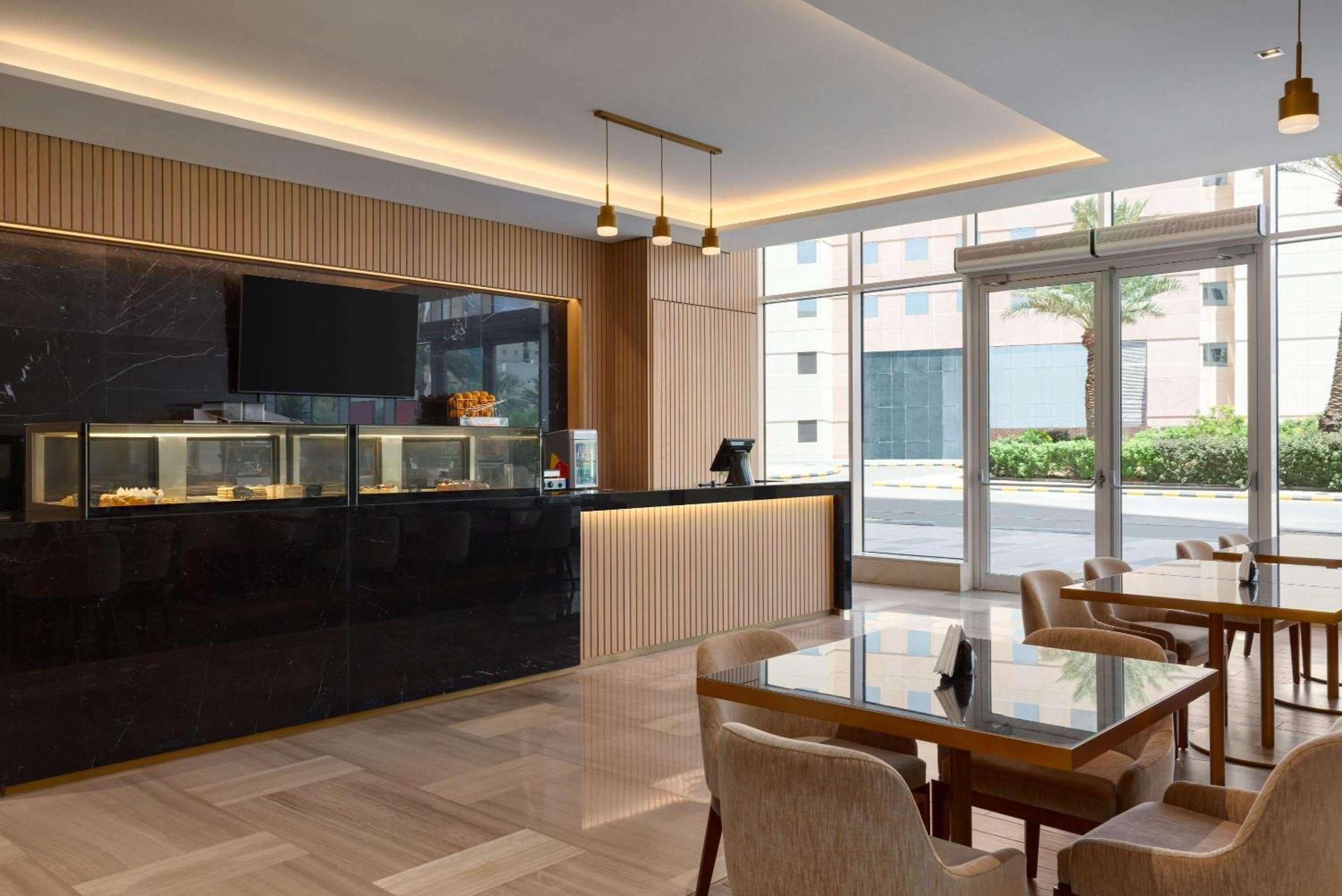 Hotel Ramada By Wyndham King Fahd Road