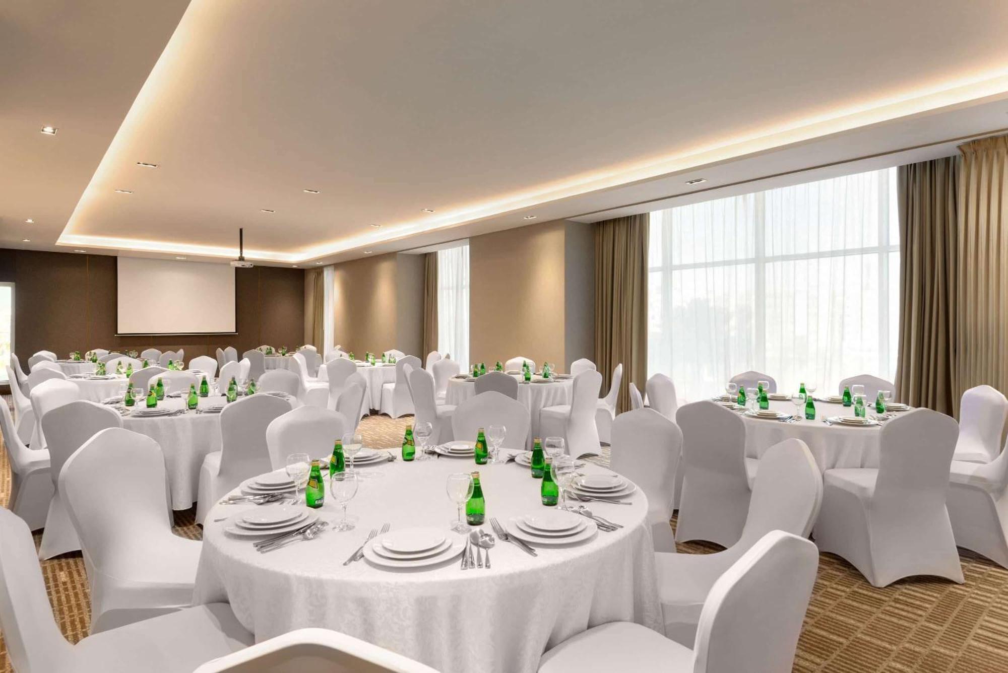 Ramada By Wyndham King Fahd Road Hotel
