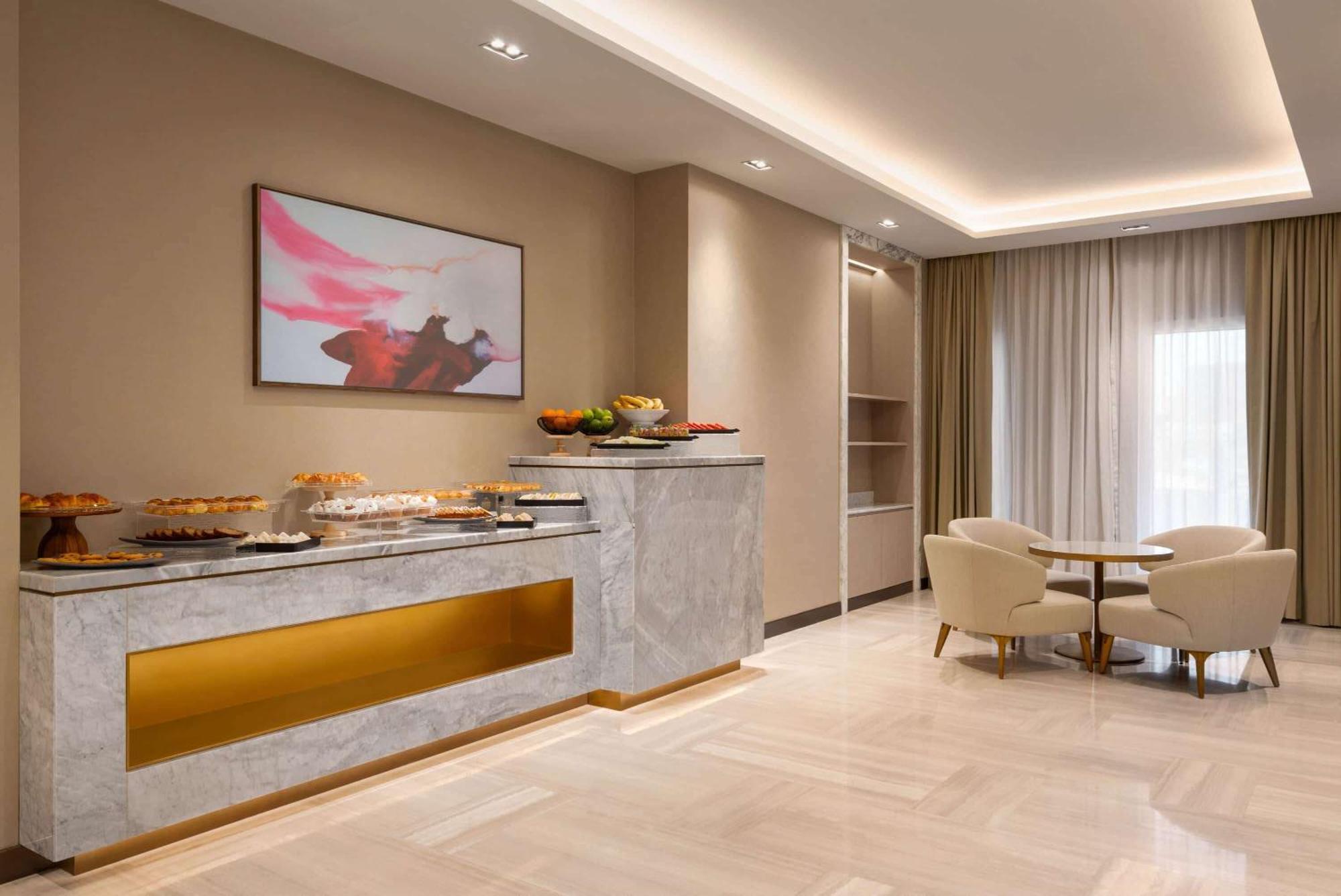 Ramada By Wyndham King Fahd Road Hotel 5*