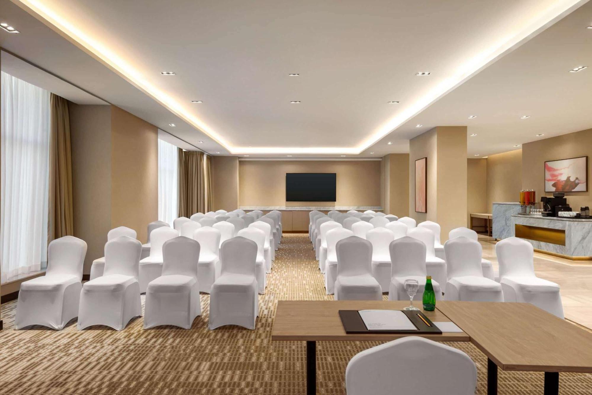 Ramada By Wyndham King Fahd Road Hotel